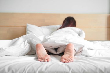 Evdeki yatakta çarşafın birkaç metre altında..