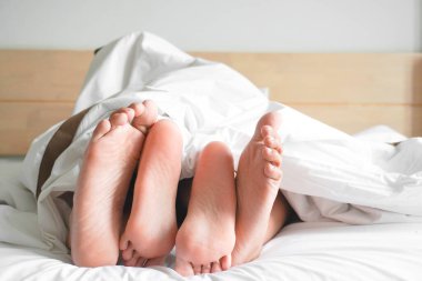 Evdeki yatakta çarşafın birkaç metre altında..