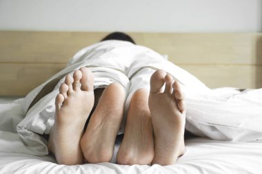 Evdeki yatakta çarşafın birkaç metre altında..