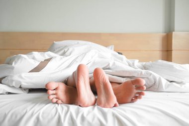 Evdeki yatakta çarşafın birkaç metre altında..