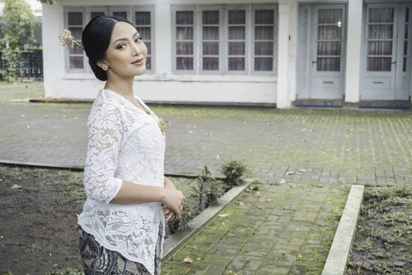 Beyaz Kebaya Takmış Mutlu Başarılı Bir Yüzü Olan Endonezyalı Genç — Stok fotoğraf