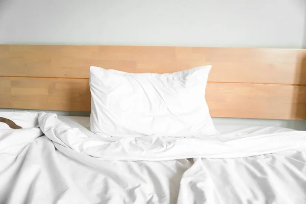 침대에 부드러운 베개의 — 스톡 사진