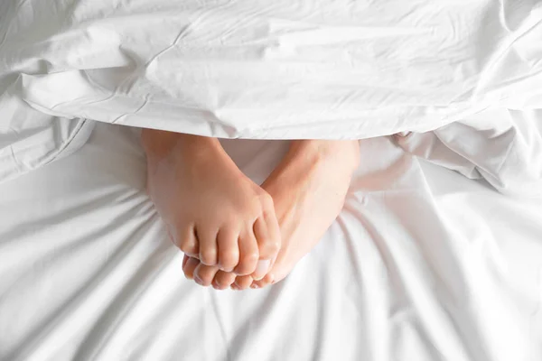 Couple Feet Sheets Bed Home — Stock Photo, Image