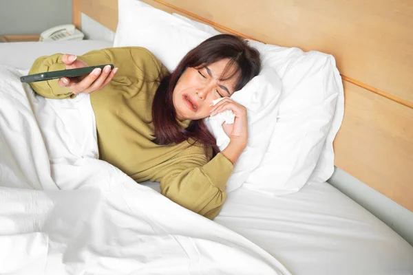 Una Triste Joven Asiática Está Llorando Por Teléfono Mientras Está — Foto de Stock