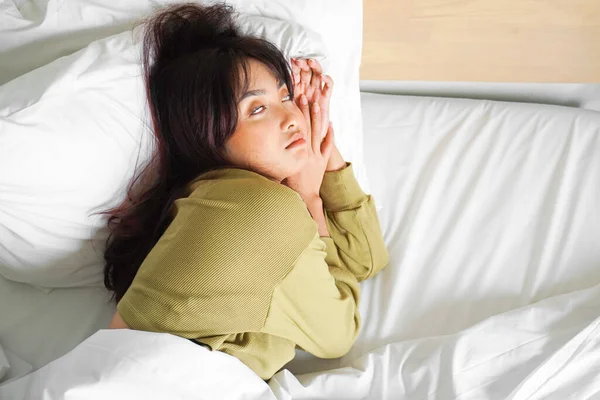아름다운 아시아인 소녀가 침대에서 아침에는 — 스톡 사진