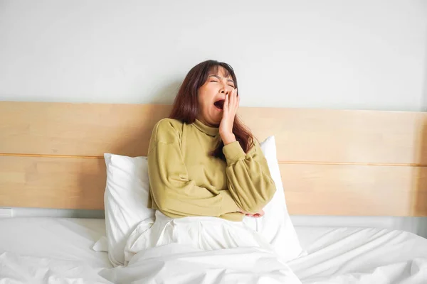 Linda Mujer Asiática Estirándose Bostezando Mientras Está Sentada Cama Dormitorio — Foto de Stock