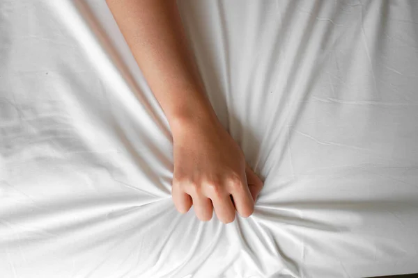 Ett Foto Mans Och Kvinnas Händer Som Har Sex Säng — Stockfoto
