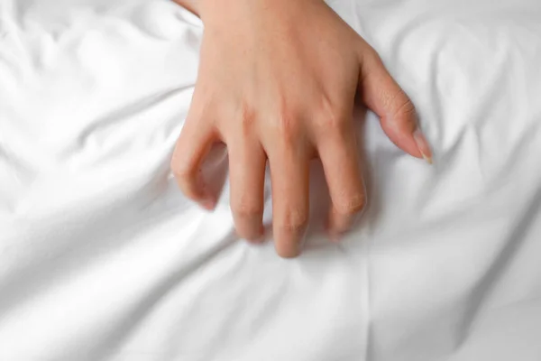 남자와 여자의 침대에서 섹스하는 사랑을 나누라 — 스톡 사진
