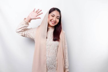 Genç, Asyalı, Müslüman bir kadının portresi başörtüsü takıyor ve bayram hediyesi.