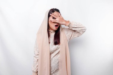 Beyaz arka planda izole edilmiş başörtüsü takan Asyalı Müslüman kadın..