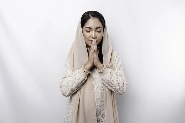 Religious Beautiful Asian Muslim Girl Wearing Headscarf Praying God — Stock fotografie