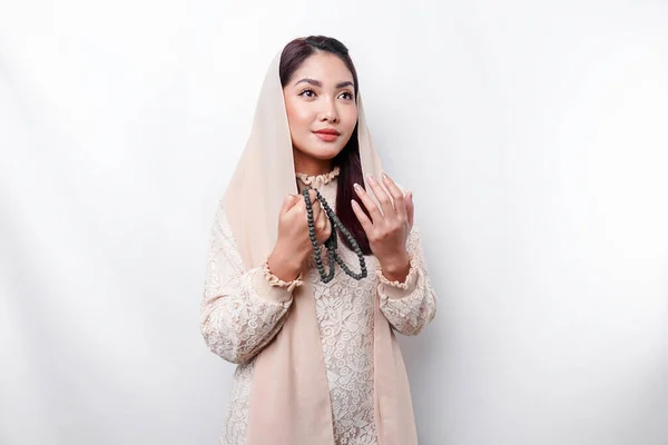 Religiøs Smuk Asiatisk Muslimsk Pige Iført Tørklæde Beder Til Gud - Stock-foto