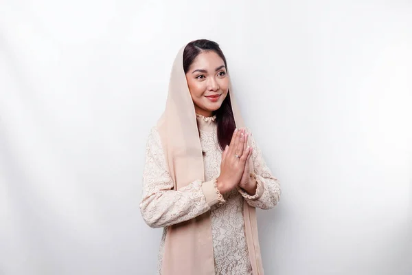 Portræt Ung Smuk Asiatisk Muslimsk Kvinde Iført Tørklæde Gesturing Eid - Stock-foto