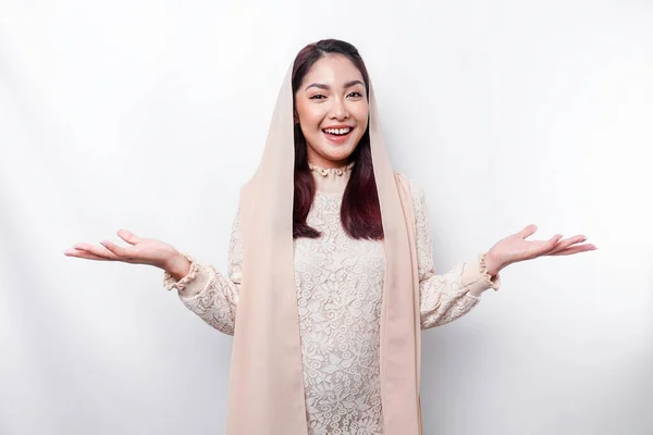 Jong Aziatische Moslim Vrouw Glimlachen Terwijl Wijzend Naar Kopiëren Ruimte — Stockfoto
