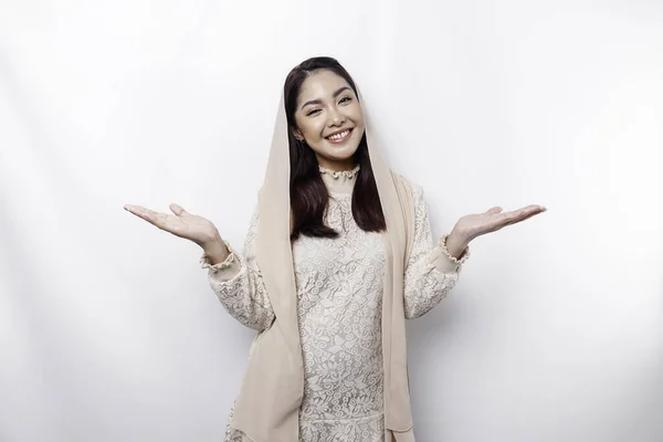 Young Asian Muslim Woman Smiling While Pointing Copy Space Her — Stok fotoğraf