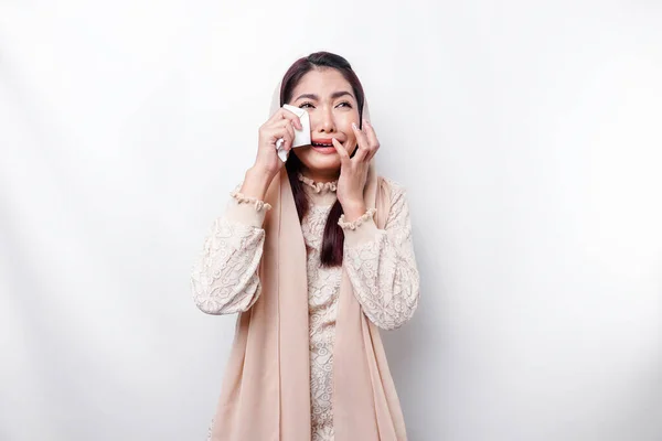 Una Mujer Musulmana Asiática Infeliz Que Lleva Pañuelo Cabeza Está —  Fotos de Stock