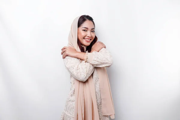 Young Beautiful Asian Muslim Woman Wearing Headscarf White Background Hugging — Stock Photo, Image