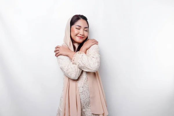 배경에 머리쓰개를 행복하고 긍정적 미소를 아름다운 아시아인 이슬람 자기보살핌 — 스톡 사진