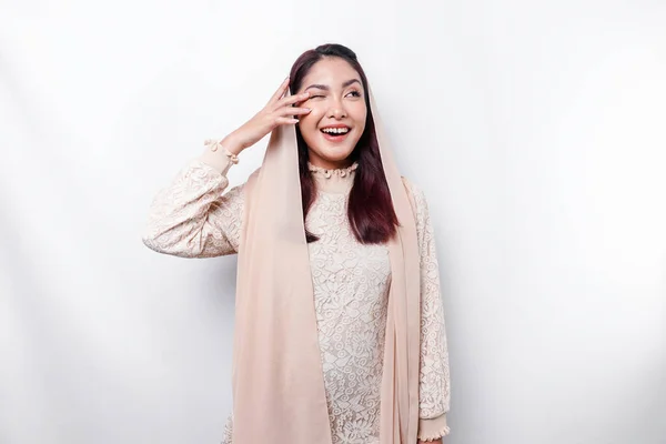 Joven Mujer Musulmana Asiática Con Pañuelo Cabeza Sonriendo Cámara Aislada —  Fotos de Stock