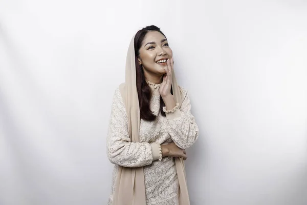 Junge Asiatische Muslimin Mit Kopftuch Lächelt Die Kamera Isoliert Von — Stockfoto