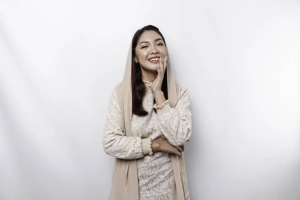Kameraya Gülümseyen Başörtüsü Takan Genç Asyalı Müslüman Kadın Beyaz Arka — Stok fotoğraf