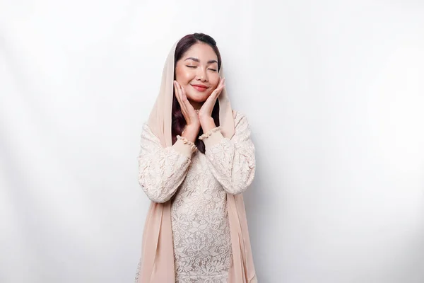 白い背景によって隔離されたカメラに笑顔スカーフを身に着けている若いアジアのイスラム教徒の女性 — ストック写真