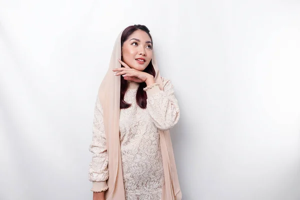 Ung Asiatisk Muslimsk Kvinde Iført Tørklæde Smilende Til Kameraet Isoleret - Stock-foto