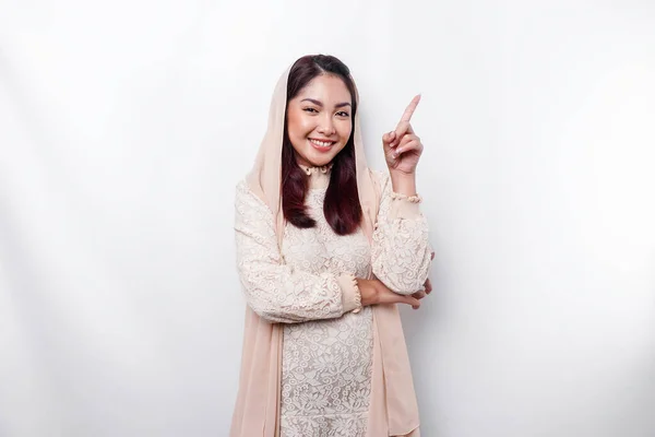 Excited Asian Muslim Woman Wearing Hijab Pointing Copy Space Her — Stockfoto