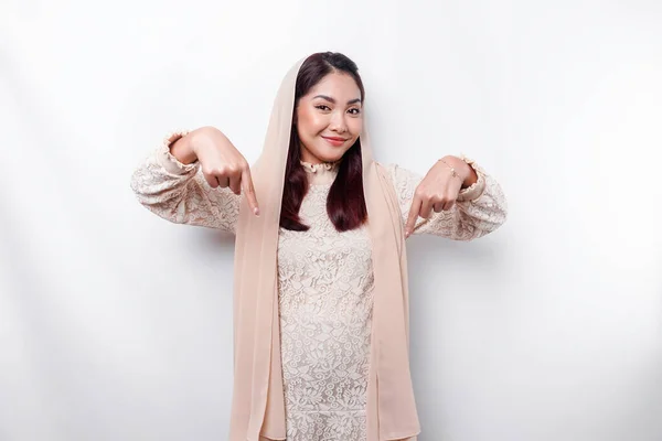 Excited Asian Muslim Woman Hijab Pointing Copy Space Her Isolated — Stok fotoğraf