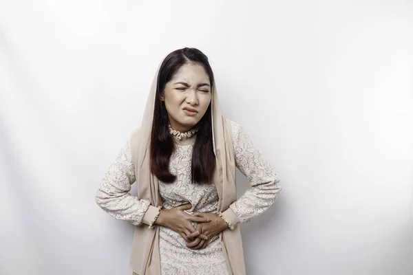 Eine Asiatische Muslimin Fastet Und Hungert Und Berührt Ihren Bauch — Stockfoto