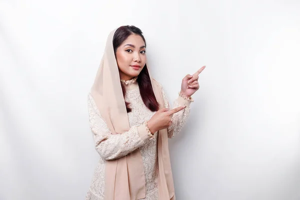 Young Asian Muslim Woman Smiling While Pointing Copy Space Her — Stock Photo, Image