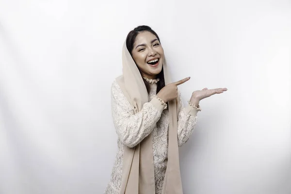 Young Asian Muslim Woman Smiling While Pointing Copy Space Her — 스톡 사진