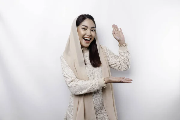 Young Asian Muslim Woman Smiling While Pointing Copy Space Her — Stock Photo, Image