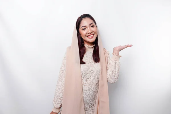 Young Asian Muslim Woman Smiling While Pointing Copy Space Her — Stok fotoğraf