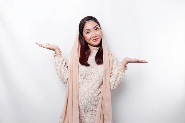 Young Asian Muslim Woman Smiling While Pointing Copy Space Her — 스톡 사진