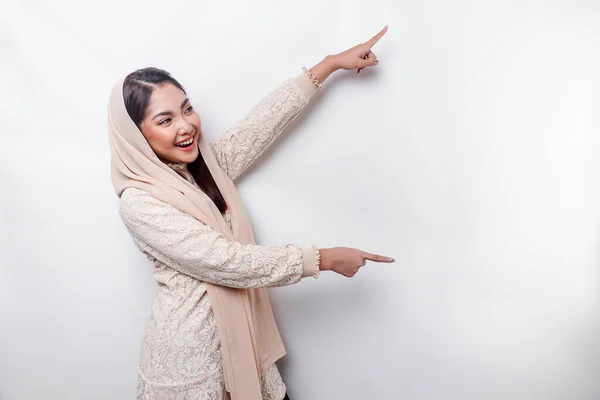 Young Asian Muslim Woman Smiling While Pointing Copy Space Her — Stockfoto
