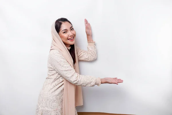 Ung Asiatisk Muslimsk Kvinde Smiler Mens Hun Peger Kopiere Plads - Stock-foto