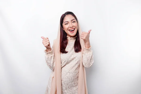 Excited Asian Muslim Woman Wearing Headscarf Gives Thumbs Hand Gesture — Stock Photo, Image