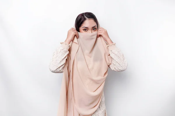 Wanita Muda Muslim Asia Yang Cantik Menutupi Wajahnya Menggunakan Jilbab — Stok Foto