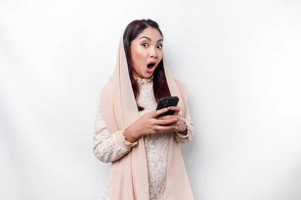 Chockad Asiatisk Kvinna Bär Slöja Håller Sin Telefon Isolerad Vit — Stockfoto