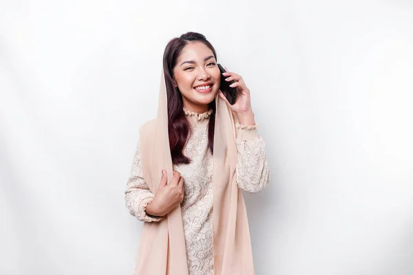 Asyalı Mutlu Bir Müslüman Kadının Portresi Başörtüsü Takıyor Telefonunu Tutuyor — Stok fotoğraf