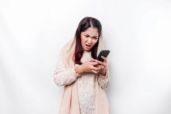 Eine Deprimierte Asiatische Muslimin Mit Kopftuch Sieht Beim Telefonieren Vor — Stockfoto