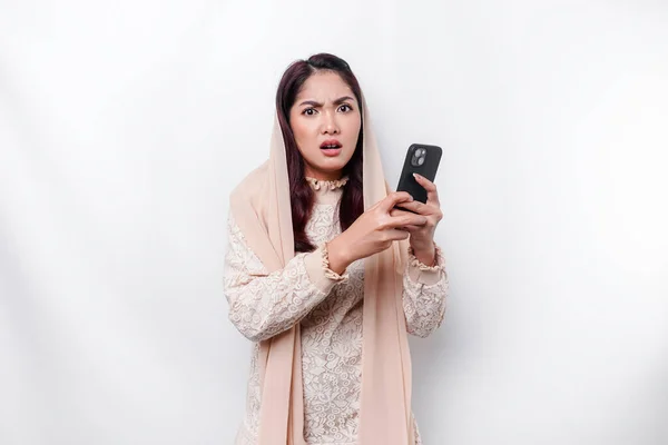 Przygnębia Azjatycką Muzułmankę Noszącą Chustę Głowie Wygląda Zestresowaną Rozmawiając Przez — Zdjęcie stockowe