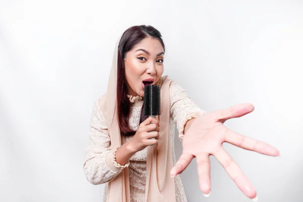 Portret Van Zorgeloze Aziatische Moslim Vrouw Plezier Hebben Karaoke Zingen — Stockfoto