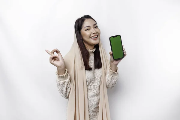 Porträt Einer Glücklichen Asiatischen Muslimin Mit Kopftuch Die Ihren Telefonbildschirm — Stockfoto
