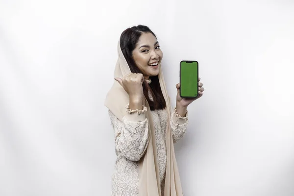 Портрет Счастливой Мусульманки Азии Носящей Головной Платок Показывающий Экран Телефона — стоковое фото