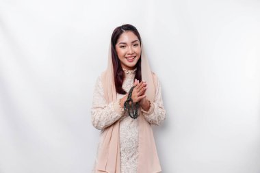 Genç, Asyalı, Müslüman bir kadının portresi başörtüsü takıyor ve bayram hediyesi.