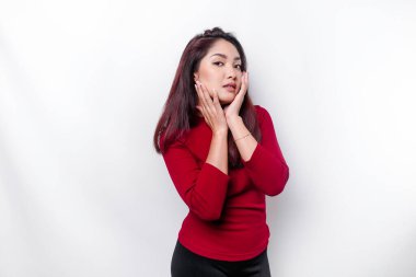 Kırmızı bluz giyen Asyalı genç bir mankenin neşeli yüzü. Makyaj cilt bakımı yüz bakımı, kaplıca, kadın sağlığı konsepti.