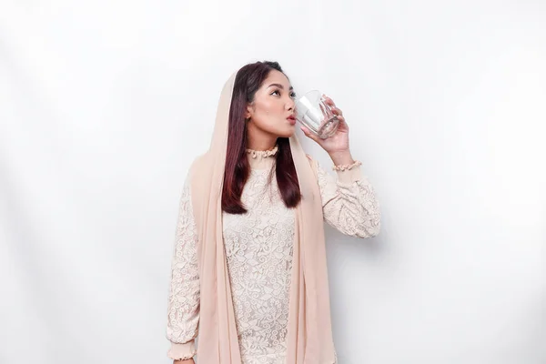 Alegre Mujer Musulmana Asiática Con Pañuelo Cabeza Está Bebiendo Vaso —  Fotos de Stock