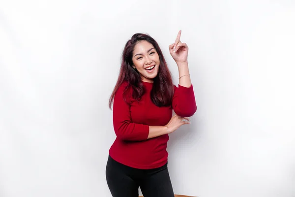 Opgewonden Aziatische Vrouw Gekleed Rood Wijzend Naar Kopieerruimte Top Van — Stockfoto